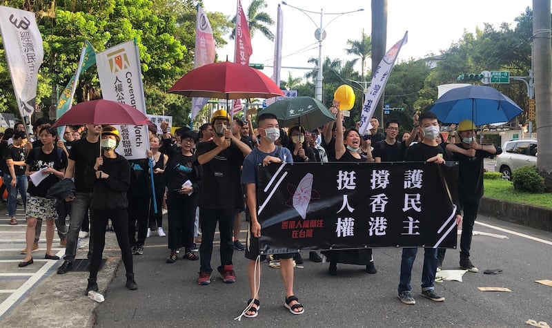 8月4日台北游行约500人穿黑衣声援香港反送中。(记者夏小华摄)