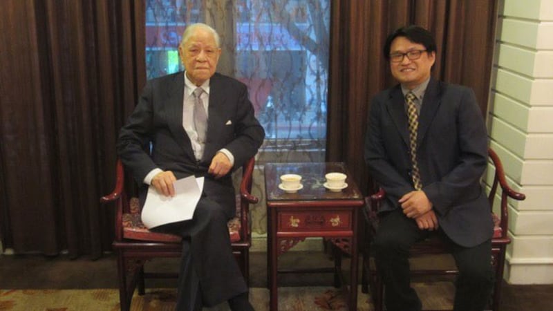 已故台湾前总统李登辉(右)与东海大学教授陈永峰曾对“我是不是我的我”哲学思考,深入探讨。(陈永峰脸书)