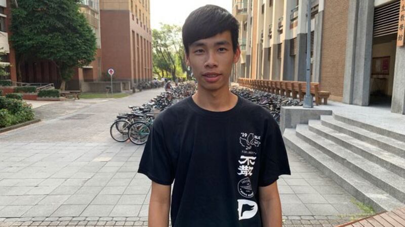 台湾大学学生会会长凃峻清7日说明,陆客毁损连侬墙经过。(记者 黄春梅摄)