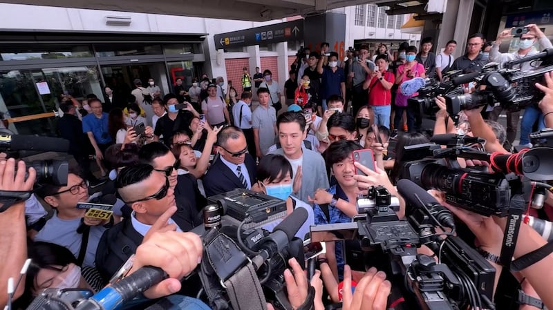 中国影星胡歌12日抵达台北松山机场,有粉丝突破维安人员争抢和胡歌自拍。(记者李宗翰摄)