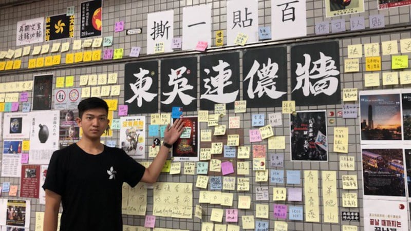 东吴大学连侬墙重新被港生Jackson复原。(记者夏小华摄)