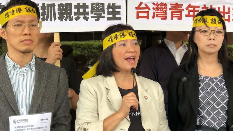 台湾团结联盟组织部主任周倪安(中)、社运部主任欧阳瑞莲(右)。(记者夏小华摄)