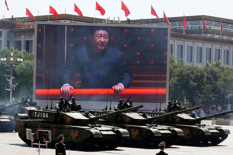 在阅兵式上,电子大屏幕显示习近平画面。(美联社)
