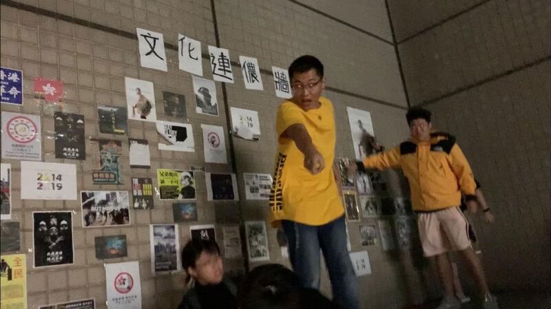 文化大学陆生将港生连侬墙撕毁,并将女港生何泳彤拖下高台。(何泳彤提供)