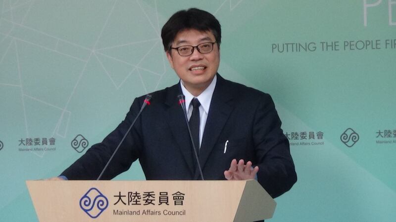 对两岸“你侬我侬”之说,台湾大陆委员会发言人邱垂正14日强调,中国打压台湾,台湾严正“拒绝恐怖情人”。(夏小华摄)