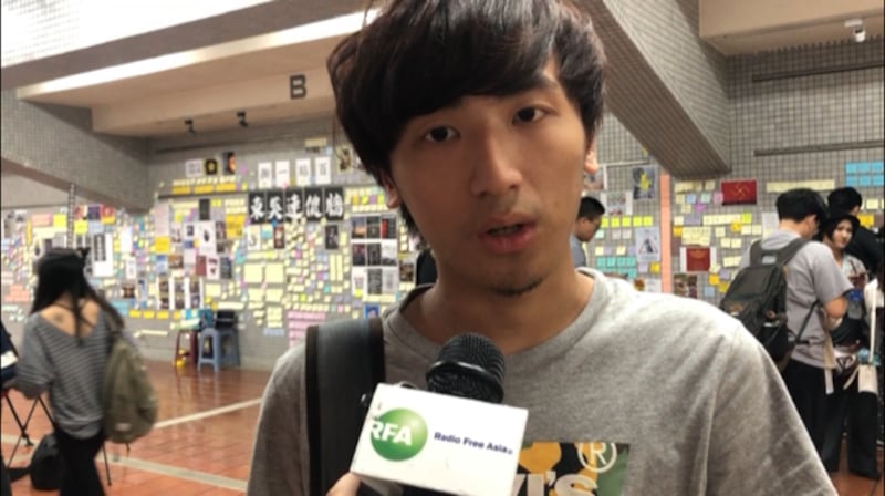 就读东吴澳门学生支持连侬墙。(记者夏小华摄)