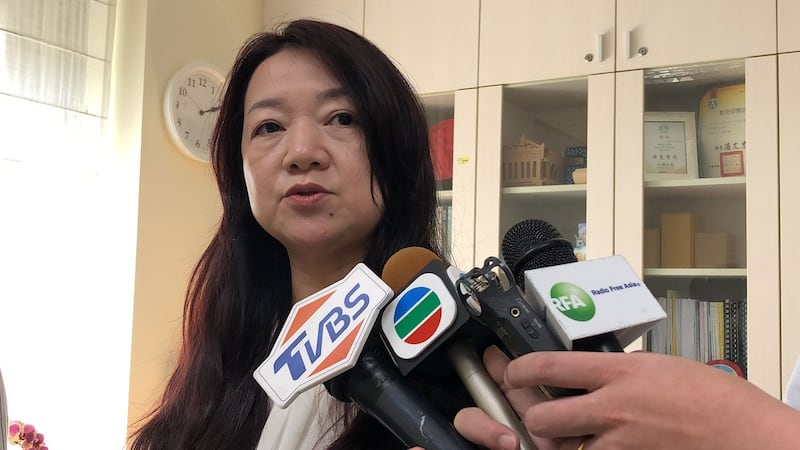 文化大学学务长李亦君受访多次呼吁“政治敏感议题勿进入校园”。(记者夏小华摄)