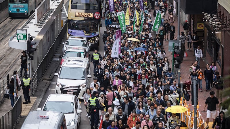 2019年3月31日,一万二千人响应香港民阵和议会民主派议员的号召,在铜锣湾休顿体育场集结,游行反对特区政府提出的《逃犯條例》修正案。呼吁香港特区政府撤回与引渡法有关的《逃犯条例》修正案。(AFP)