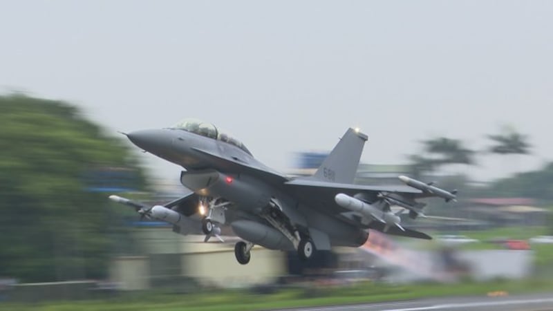 汉光演习战备跑道起降,改良升级F-16V首次亮相。(记者李宗翰摄)